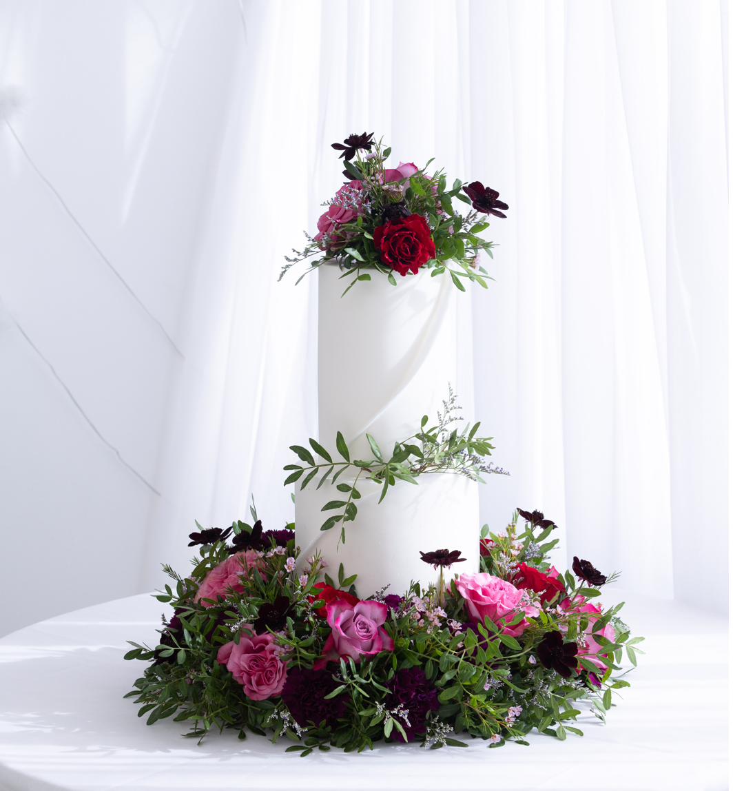 Berry and foliage cake florals close-up, Lincolnshire wedding